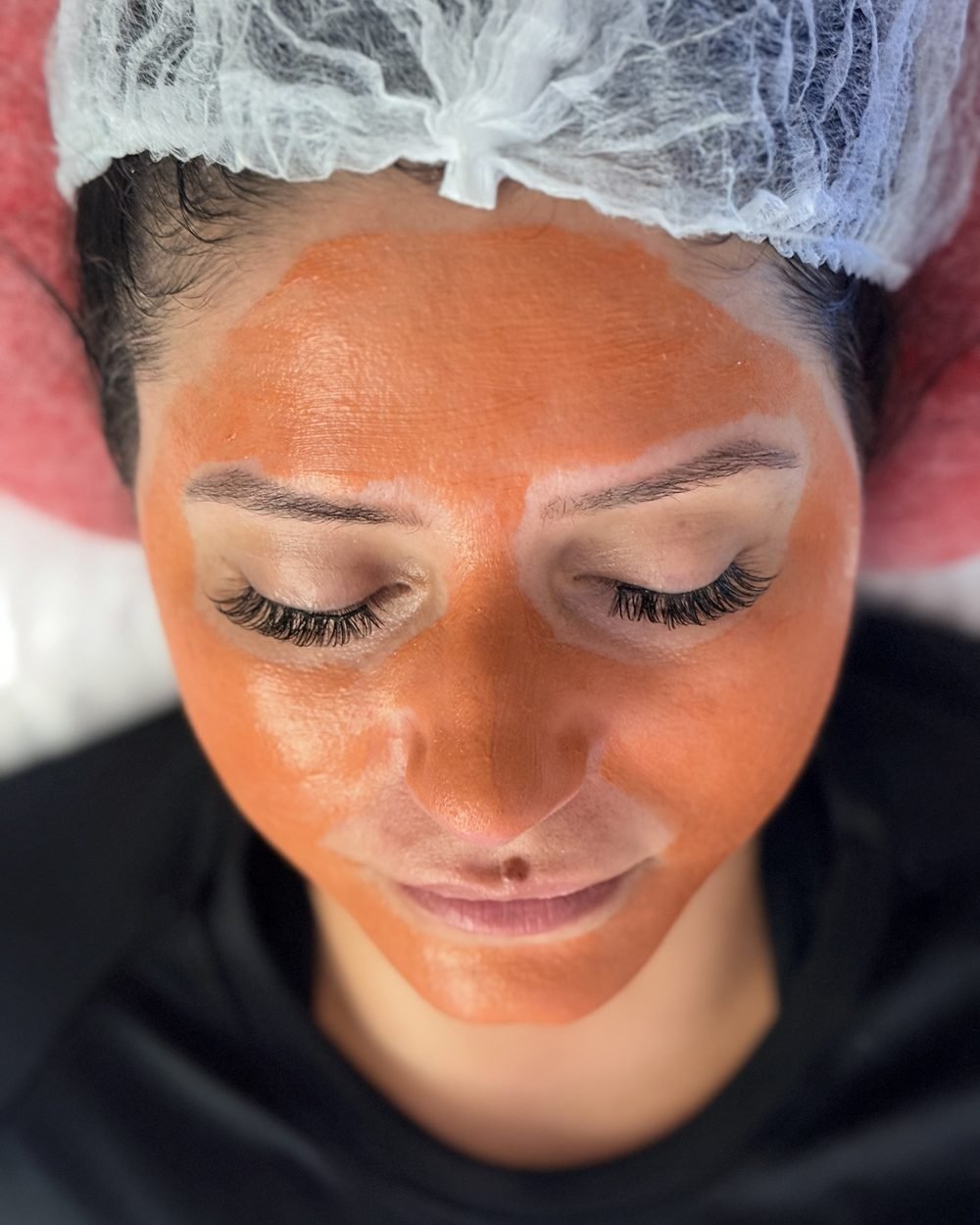 Máscara facial aplicada durante a limpeza de pele